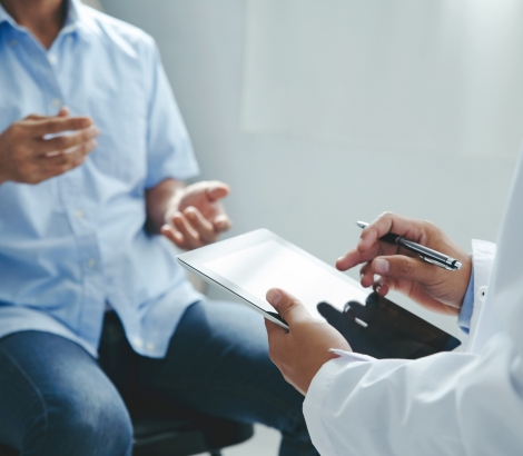 Doctor talking to patients are explaining the treatment of a patient's illness